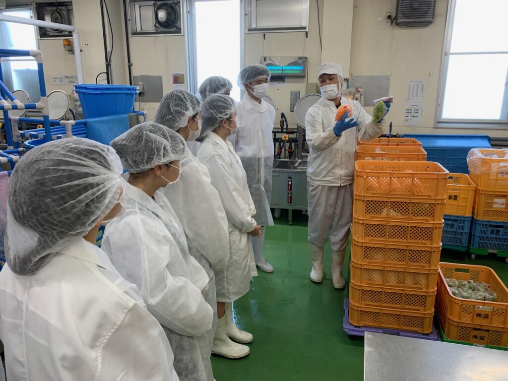 地元の学生を招いた工場見学会