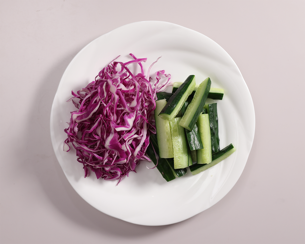 紫キャベツ千切り・胡瓜スティック