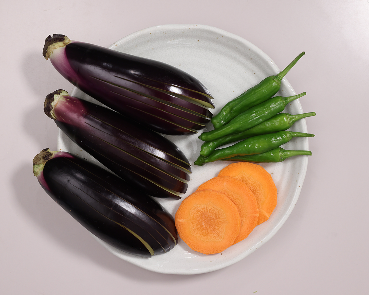 ナス飾り切り・人参輪切り・獅子唐